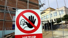 Nebezpečná přístavba tělocvičny v Hazlově. Nebezpečná přístavba tělocvičny v Hazlově.