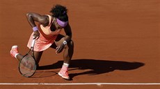 Americká tenistka Serena Williamsová kleí na kolenou v semifinále Roland...