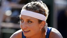 výcarská tenistka Timea Bacsinszká se s úsmvem chystá podávat v semifinále...