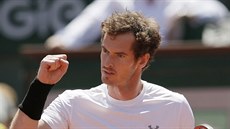 Britský tenista Andy Murray se raduje v dohrávaném semifinále Roland Garros.