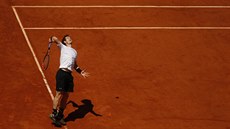 Britský tenista Andy Murray podává v semifinále Roland Garros.