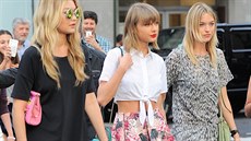 „Crop top“ je oblíbený kousek mnoha celebrit včetně zpěvačky Taylor Swiftové... „Crop top“ je oblíbený kousek mnoha celebrit včetně zpěvačky Taylor Swiftové...