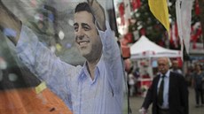 Lidé procházejí kolem plakátu jednoho z lídrů HDP Selahattina Demirtasa v... Lidé procházejí kolem plakátu jednoho z lídrů HDP Selahattina Demirtasa v...
