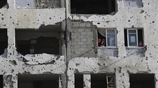 Palestinci vykukují z ponieného domu v Pásmu Gazy (2. ervna 2015).