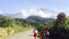 Turisté opuští z nejvyšší houy Malajsie Kinabalu. Turisté opuští z nejvyšší houy Malajsie Kinabalu.