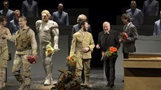 Jan Klusák (vpředu ve tmavém obleku) na světové premiéře opery Filoktétés,... Jan Klusák (vpředu ve tmavém obleku) na světové premiéře opery Filoktétés,...