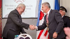 Miloše Zemana vítá starosta Větřní Antonín Krák. Miloše Zemana vítá starosta Větřní Antonín Krák.