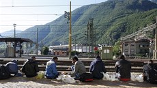 Uprchlíci ekají na vlak v italském Bolzanu (28. kvtna 2015