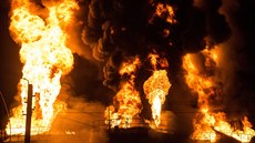 Mohutný poár zachvátil ropné zásobníky v obci Vasylkiv 30 kilometr od Kyjeva...