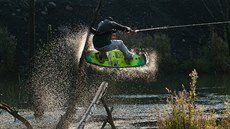 Na wakeboardu se dá i létat přes překážky. Předvádí to Marek Zach. Na wakeboardu se dá i létat přes překážky. Předvádí to Marek Zach.