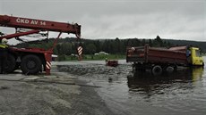 Vytaení nákladního automobilu Tatra 815 z vodní nádre Lipno (Frymburk, 9....