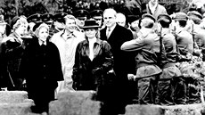Americký prezident Ronald Reagan s manelkou Nancy a nmecký kanclé Helmut...
