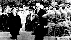 Americký prezident Ronald Reagan s manželkou Nancy a německý kancléř Helmut... Americký prezident Ronald Reagan s manželkou Nancy a německý kancléř Helmut...