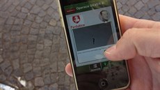 lidé pomocí chytrých telefonů hrají na odbojáře. lidé pomocí chytrých telefonů hrají na odbojáře.