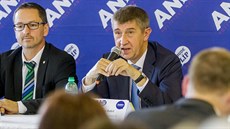 Šéf hnutí ANO a ministr financí Andrej Babiš (uprostřed) Šéf hnutí ANO a ministr financí Andrej Babiš (uprostřed)
