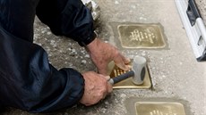 V Peruci pibyly ti Stolpersteiny. Pipomínají památku rodiny Rosenbaumovy.