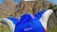 Basejumper Valerij Rozov při letu nad horami. Basejumper Valerij Rozov při letu nad horami.