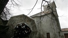 Vichřice shodila báň kostela na přilehlý hřbitov. Vichřice shodila báň kostela na přilehlý hřbitov.