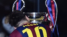 AMPIONI S POHÁREM. Barcelona, vítz Ligy mistr roníku 2014/2015.