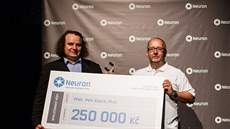 Historik Petr Koura (vlevo) a garant oboru společenských věd Nadace Neuron,... Historik Petr Koura (vlevo) a garant oboru společenských věd Nadace Neuron,...