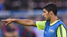 TAM. Luis Suarez gestikuluje na tréninku ped finále Ligy mistr, v nm jeho...