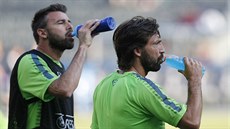 Andrea Pirlo (vpravo) a Andrea Barzagli se oberstvují bhem tréninku ped...