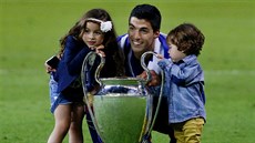 Uruguayský fotbalista Luis Suárez slaví titul v Lize mistr i se svými dtmi.