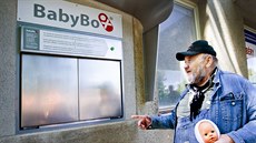 Nový babybox v Jičíně s jejich zakladatelem Ludvíkem Hessem. Nový babybox v Jičíně s jejich zakladatelem Ludvíkem Hessem.