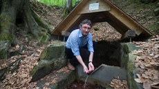 Bořek Žižlavský u studánky Sirovátka, která leží ve svahu pod bufetem Tramp u... Bořek Žižlavský u studánky Sirovátka, která leží ve svahu pod bufetem Tramp u...