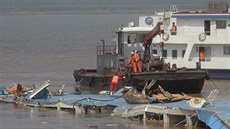 Záchranái potopenou lo narovnali pomocí jeábu (5. ervna 2015).