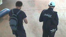 Policie v souvislosti se sobotní vraždou pátrá po dvojici mužů. Policie v souvislosti se sobotní vraždou pátrá po dvojici mužů.