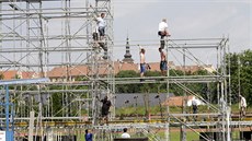 Píprava obího pódia pro olomoucký koncert skupiny Kabát. Zhruba 180 tun...