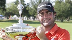 Steven Bowditch s trofejí pro vítěze Byron Nelson Championship Steven Bowditch s trofejí pro vítěze Byron Nelson Championship