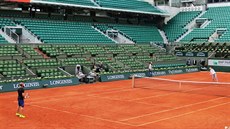Lucie afáová se na Roland Garros rozehrává ped utkáním s Marií arapovovou.