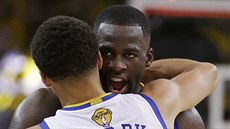Stephen Curry a Draymond Green slaví výhru Golden State v prvním finále NBA.