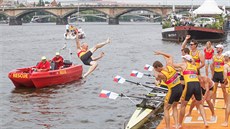 Posádka osmiveslice Dukly Praha slaví vítzství v Primátorkách 2015....