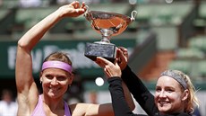 Lucie afáová (vlevo) a Bethanie Matteková-Sandsová s trofejí pro vítzky...