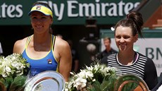 Casey Dellacquaová (vpravo) a Jaroslava vedovová, poraené finalistky tyhry...