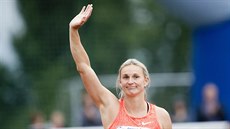 Barbora Špotáková zdraví diváky Memoriálu Josefa Odložila. Barbora Špotáková zdraví diváky Memoriálu Josefa Odložila.