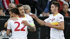 ernohortí fotbalisté slaví gól proti Dánsku.