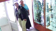 Snímek z bezpenostní kamery, která zachytila dv zlodjky v jiínském obchodu...