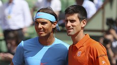 PED BITVOU. Rafael Nadal (vlevo) a Novak Djokovi pózují ped tvrtfinále...