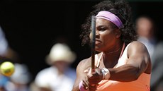 Serena Williamsová returnuje ve finále dvouhry proti Lucii afáové.