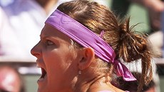 EUFORIE. Lucie afáová slaví výhru v druhém setu ve finále Roland Garros.