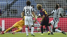 Ivan Rakiti (druhý zprava) z Barcelony pekonává gólmana Juventusu Buffona.