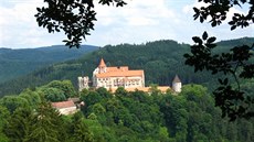 Výhled na hrad Pernštejn u Nedvědice z altánu "Mariino loubí" Výhled na hrad Pernštejn u Nedvědice z altánu "Mariino loubí"