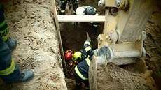Tři jednotky hasičů zachraňovaly zavaleného dělníka v Neslovicích (1. 6. 2015). Tři jednotky hasičů zachraňovaly zavaleného dělníka v Neslovicích (1. 6. 2015).