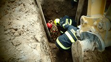 Ti jednotky hasi zachraovaly zavaleného dlníka v Neslovicích (1. 6. 2015).