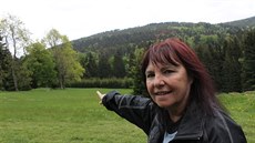 Věra Kotková v Čertově dole ukazuje na louku, kde jsou patrné základy... Věra Kotková v Čertově dole ukazuje na louku, kde jsou patrné základy...