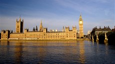 Vyuijte ranního liduprázdna a pebhnte Westminster Bridge k Houses of...